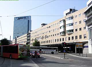 SCHWEIGAARDS GATE I DAG: F�rste del av Schweigaards gate er preget av trafikk og Galleri Oslo - �Oslos styggeste bygning�, og folkeliv er utelukket. Ei skikkelig bakevje.
