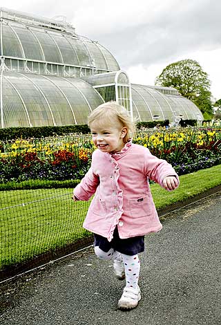 FINT FOR BARNA: Kew Gardens gir mange sanseinntrykk for barna. Lille Selma (2) stortrives i Londons st�rste hage.