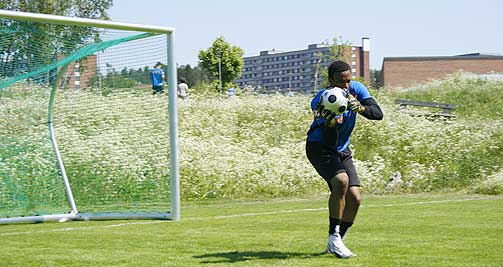 KONTROLL: Men Lyn-keeper Eddie Gustafsson er enig med Petr Cech og Jens Lehmann i at ballen flakker i overkant mye.