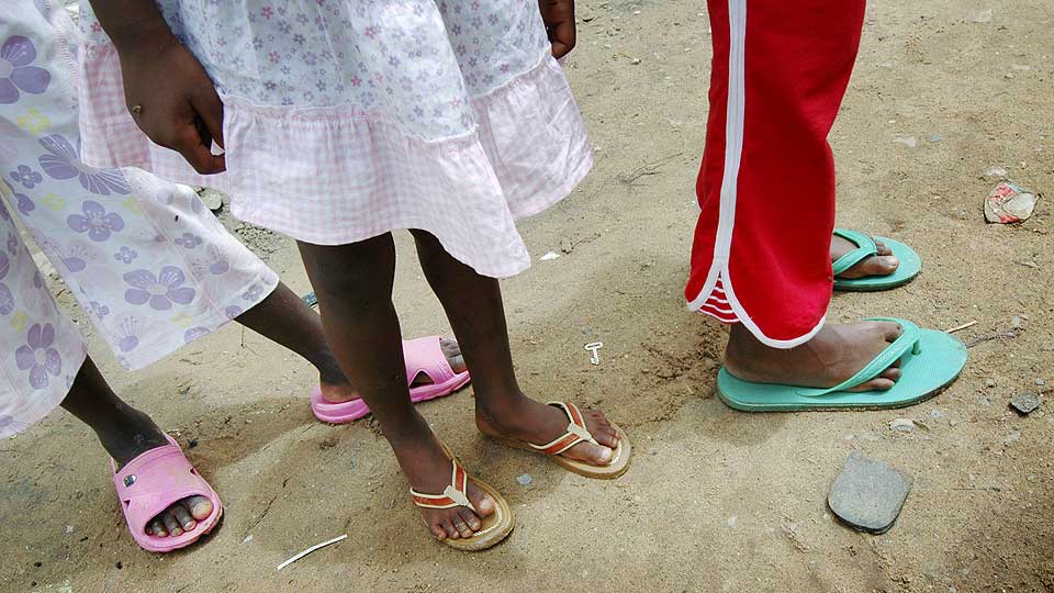 LEMLESTET D�TRENE: Faren til de fem jentene er siktet for kj�nnslemstelse. Alle jentene ble omsk�ret i Gambia.