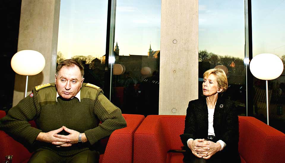 TILLITSKRISE:  Forsvaret f�r ikke tillit f�r forsvarsjefen g�r av, hevder kilder som skal v�re n�r forsvarsminister Anne-Grete Str�m-Erichsen.