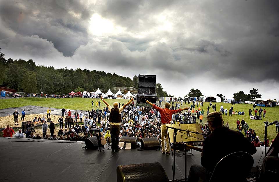 M�RKE SKYER: D�rlig v�r og lite publikum, her under Knutsen og Ludvigsens konsert p� Quart i fjor.  Quart-festivalen d�de i g�r, 17 �r gammel.