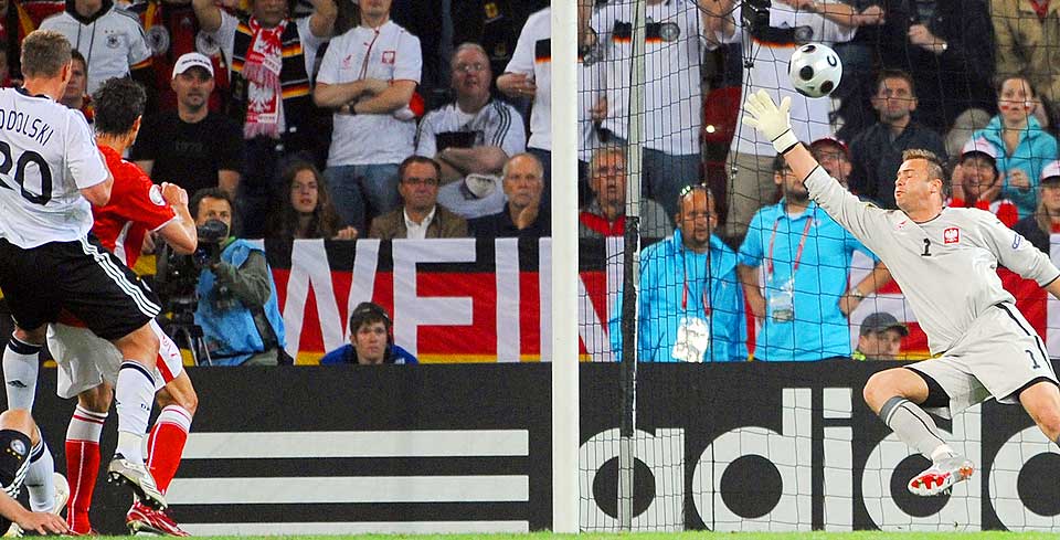 TOOOOOOOOOOR: Lukas Podolski scorer sitt og Tysklands andre m�l for kvelden.
