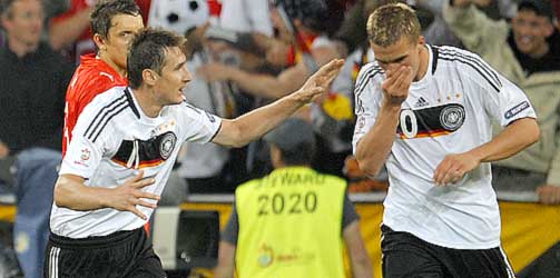 SENKET F�DELANDET: Miroslav Klose og Lukas Podolski er begge f�dt i Polen og var sv�rt delaktig da Tyskland vant 2-0 i kveld.