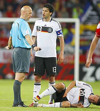 KLARTE SEG BRA: Tom Henning �vreb� klarte seg meget bra som dommer i det t�ffe oppgj�ret.
