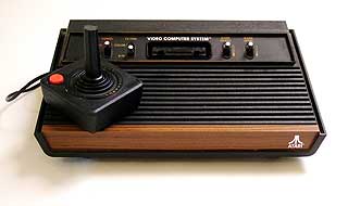 POPUL�R: Spillmaskinen Atari 2600 ble raskt en slager p� den amerikanske markedet - f�r det ble p�st p� med for mange d�rlige og dyre spill.