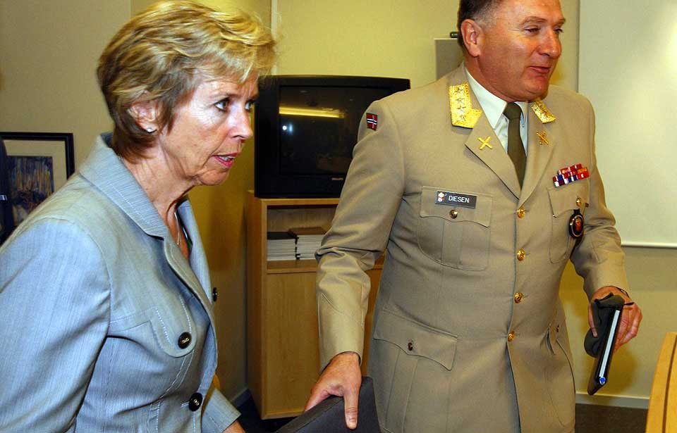 M� FORKLARE SEG: Alt br�ket rundt Forsvaret og styrkene i Afghanistan har f�rt til at Stortinget har innkalt forsvarssjef Sverre Diesen og forsvarsminister Anne-Grethe Str�m-Erichsen til h�ring.