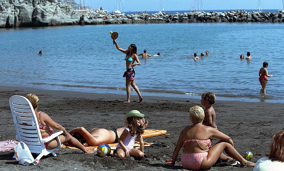 KAN FLAGGE BL�TT: Stranda Mogan p� Gran Canaria er �n strendene som har f�tt milj�merket Bl�tt Flagg denne sesongen.