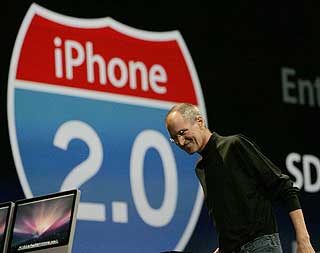 JOBS P� JOBB Apple-sjefen presenterer iPhone 2.0-programvaren i San Francisco n� i kveld. Foto: AP/SCANPIX