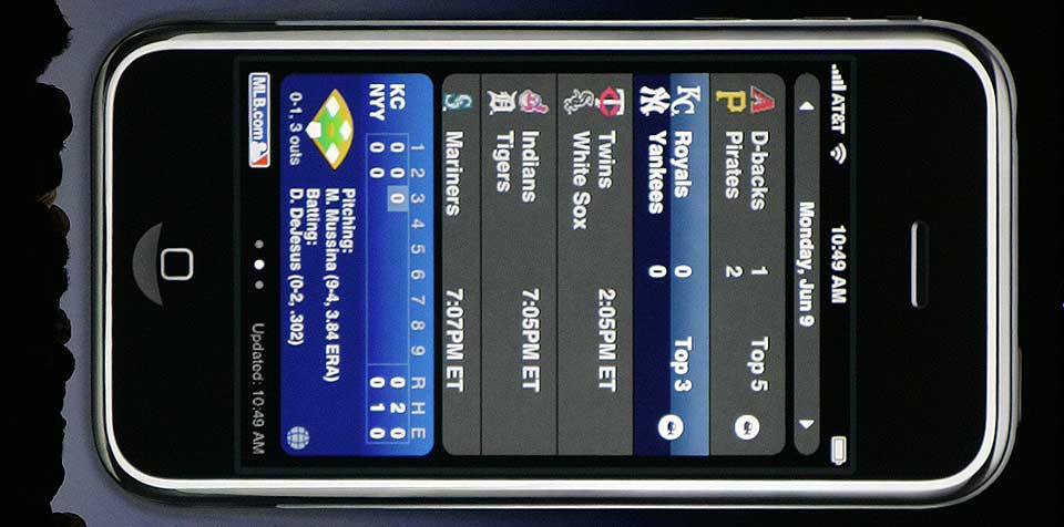 SLIK SER DEN UT: Apples nye telefonflaggskip, iPhone. Den har 3G, GPS og kommer til Norge i 11. juli, om alt g�r som Apple sier.