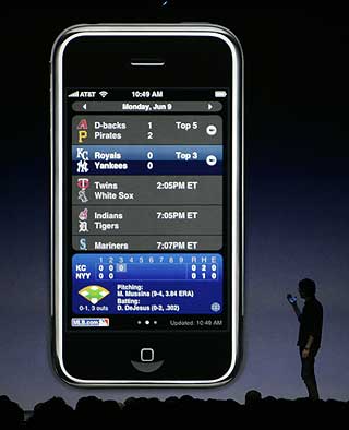SPORTSLIG: Jeremy Schoenherr demonstrer en m�te � holde seg oppdatert p� baseballresultater via iPhone.
