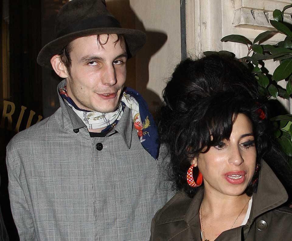 PAR: Amy Winehouse har ved to anledninger stilt i h�ringa mot Blake Civil-Fielder, for � vise sin st�tte til ektemannen.