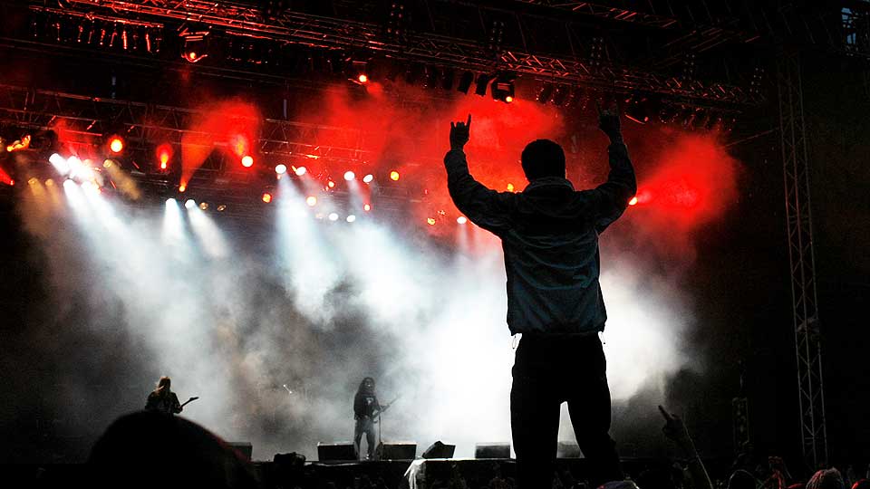 GIR BORT FESTIVALPASS: Hovefestivalen tilbyr alle de med ukespass til konkursrammede Quart gratis inngang. Det er bare � m�te opp p� billettkontoret ved festivalstart og f� utdelt b�nd.
