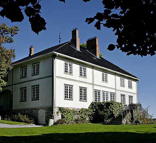 HISTORISK SUS: Datteren til Stein Erik Hagen er villig til � gi 27 millioner kroner for �vre Viberg g�rd p� Romerike. Men s� mye skal ikke landbrukseiendommer koste i Norge, mener Staten.