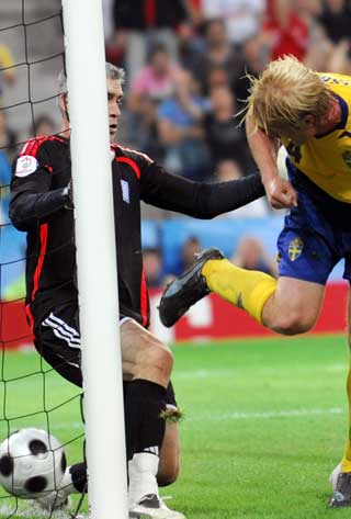FULGTE OPP: Peter Hansson kranglet inn Sveriges andre m�l for kvelden.