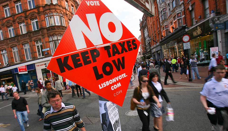 LIGGER AN TIL D�DT L�P: Politikere over hele EU biter negler foran morgendagens folkeavstemning i Irland. Et nei til Lisboatraktaten vil skape kaos innad i EU.
