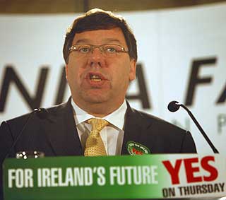 - SI JA! Irlands statsminister Brian Cowen ber folket om � stemme ja i folkeavstemingen om Lisboatraktaten i morgen.