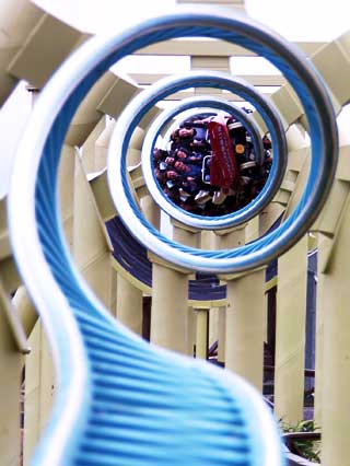 RUNDT OG RUNDT: Liker du � snurre rundt? Da b�r du utforske denne farkosten i Thorpe Park.