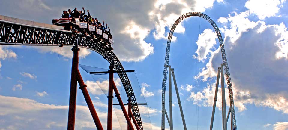 KILER I MAGEN: Thorpe Park i England kan by p� noen av de beste berg-og-dal-banene i landet. Denne heter Stealth og g�r f�rst h�yt til v�rs i bakgrunnen, f�r den suser rett ned i full fart.