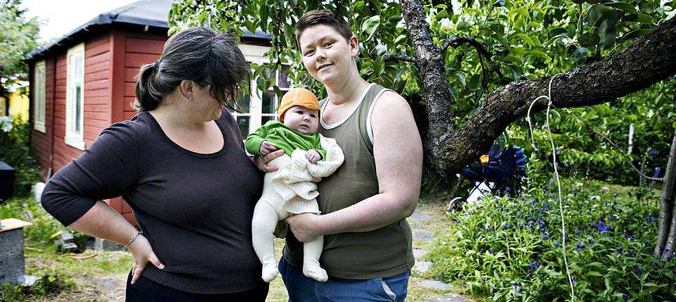 LIVREDDER: Caro Seland Kirsebom (til venstre) med partner Aina Seland Kirsebom og Luka (3 m�neder). Paret mener begge at Esben Esther Pirelli Benestad er en livredder i sitt arbeid. Caro ble sendt til privatklinikk for � fjerne brystene. Selv �nsker ikke Caro � definere seg som verken �han� eller �henne�.