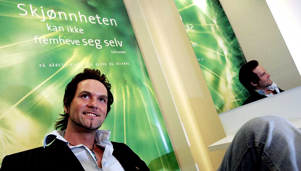 HEVER HODET: Adam Schj�lberg sier den nye loven f�r en enorm symbolsk betydning.