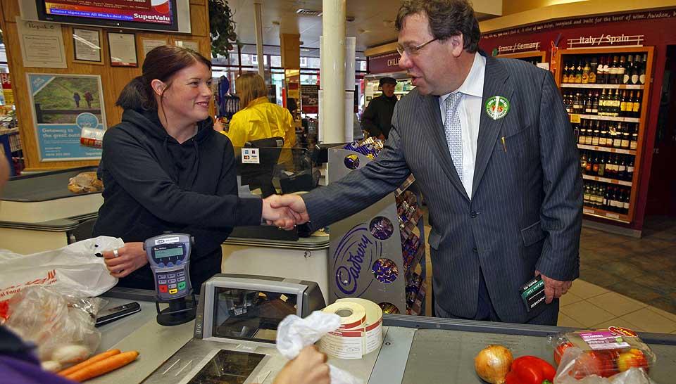STEMMESANKING: Statsminister Brian Cowen har st�tte fra alle de store partiene i Irland n�r han ber folket om � stemme ja til Lisboa-traktaten. I g�r var han ute blant velgerne for � f� dem til stemmelokalet i dag.