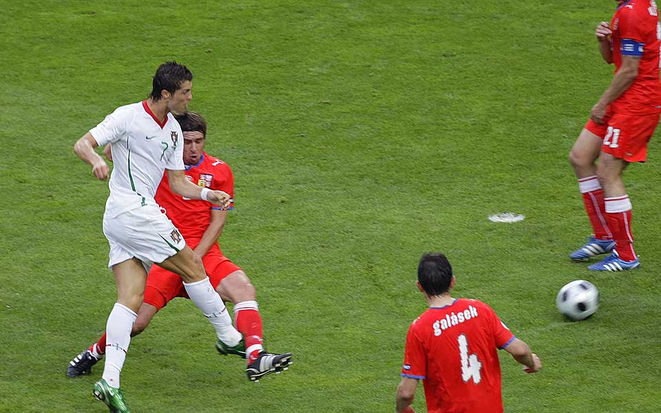 I HELHVITT: Cristiano Ronaldo b�de scoret og var involert i de to andre portugisiske scoringene mot Tsjekkia i g�r. Etterp� ertet han de spanske journalistene.