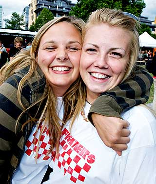 FESTIVALSTEMNING: Frida M�ller og Iselin Seierstad Kolstad er p� Norwegian Wood for Foo Fighters og festivalstemning.