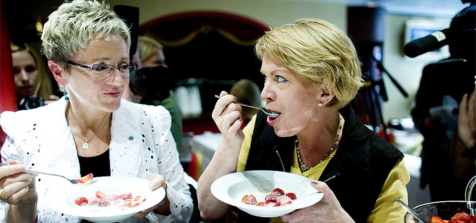 JORDB�RFEST: Senterpartiets leder og Olje- og energiminister �slaug Haga spiser jordb�r sammen med samferdselsminister Liv Signe Navarsete under Sps oppsumering av v�ren i g�r.