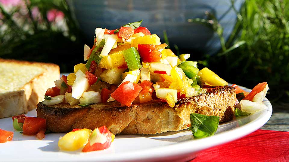 SOM � DANSE: Du trenger egentlig bare � vrikke p� hoftene og h�pe p� det beste - ogs� n�r du lager spiselig salsa. Vi skal ikke ha d�rlig samvittighet for at vi bruker sommeren til � spise dorske p�lser og sommerkoteletter, men med enkle grep kan en god salsa eller to gj�re grillmaten noen hakk bedre.