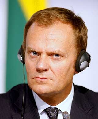 VILLE DREPE: Polens statsminister Donald Tusk var mildt sagt rasende da �sterrikerne fikk servert ett poeng p� s�lvfat av dommeren like f�r slutt.