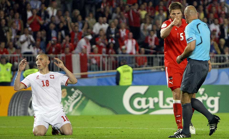 FORTVILELSE OG ANERKJENNELSE: Reaksjonene hos Polens Mariusz Lewandowski og �sterrikes Sebastian Pr�dl vitner om noks� delte oppfatninger rundt Howard Webbs avgj�relse om � tildele vertsnasjonen straffespark p� overtid.