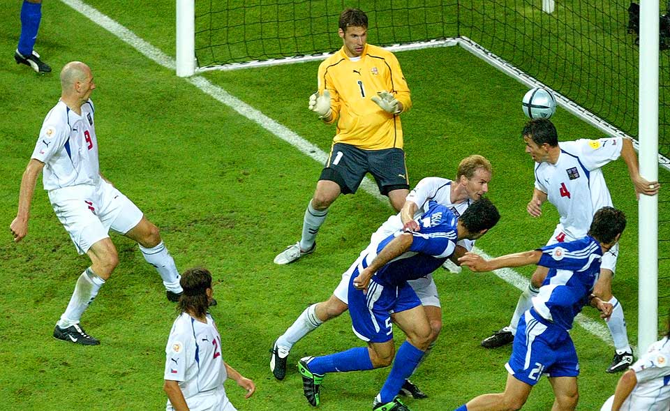 HISTORISK �YEBLIKK: Midtstopper Dellas' heading i semifinalen mot Tsjekkia var den f�rste �silver goal� i fotballhistorien. N� vil tsjekkerne unng� � bli historiske mot Tyrkia i morgen. Da m� man vinne for at kampen ikke skal g� til straffespark.