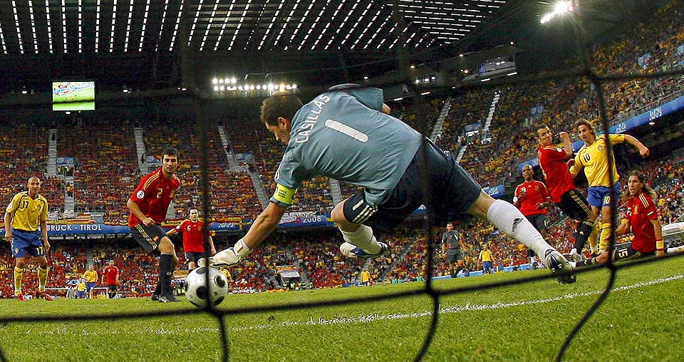 ZLATANS ARBEID: P� dette tidspunktet s� det meste bra ut for Sverige. Inter-spissen var uimotst�elig for Sergio Ramos inne i feltet, og kjempet inn utlikningsm�let f�r pause.