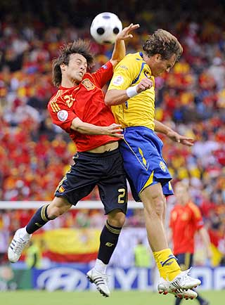 SNYTT: Johan Elmander lukker �ynene og smeller inn i David Silva inne i straffefeltet - Silva gikk rett i bakken.