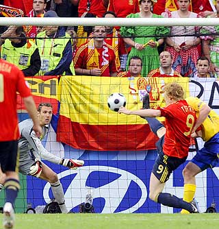 SMART: Spania tok ledelsen p� en lur cornervariant som Fernando Torres avsluttet effektivt.