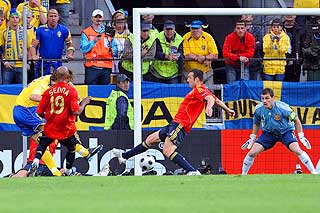 R�STERK: Sergio Ramos' takling var som en bris i ryggen p� Zlatan, som vendte backen unna og satte ballen forbi Iker Casillas.