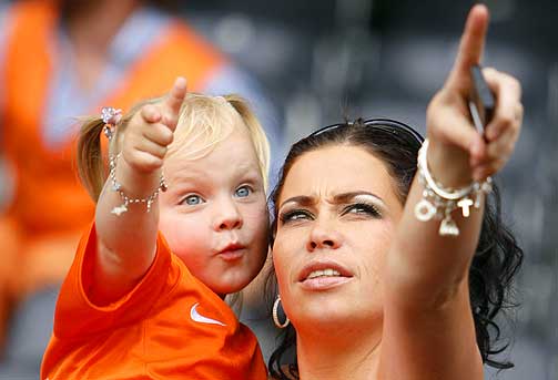 MED DATTEREN: Gertrude Kuyt, gift med Nederlands Dirk Kuyt, p� tribunen med datteren Noelle under kampen mot Italia.