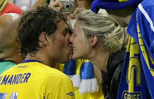FEIRER: Sveriges Johan Elmander f�r et kyss av kona Amanda etter seieren over Hellas.