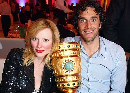 CUPVINNER: Marta Cechetto sammen med ektemann Luca Toni etter at etter at Bayern M�nchen vant den tyske cupfinalen.