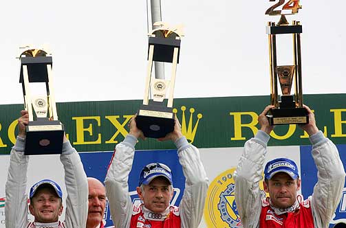 GLAD TRIO: Tom Kristensen (t.h.) og medf�rerne Rinaldo Capello og Allan McNish kunne triumfere p� Le Mans etter 24 timers kj�ring og over 5000 tilbakelagte kilometer.