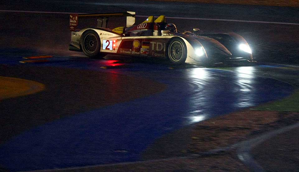 24 TIMER P�KJENNING: Tom Kristensen og lagkameratene Rinaldo Capello og Alan McNish kj�rte natt og dag f�r de omsider kunne krones som seierherrer i det prestisjetunge Le Mans-24 timers.