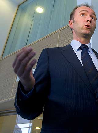 RASER: Kirke- og kulturminister raser mot aksjonistenes t-skjorter.