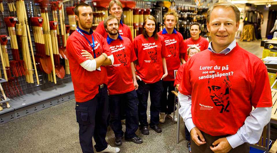 AKSJONERER: Administrerende direkt�r Tom Borthen i Maxbo trykket Trond Giskes mobilnummer p� aksjonens t-skjorter. Det fikk Giske til � se r�dt.