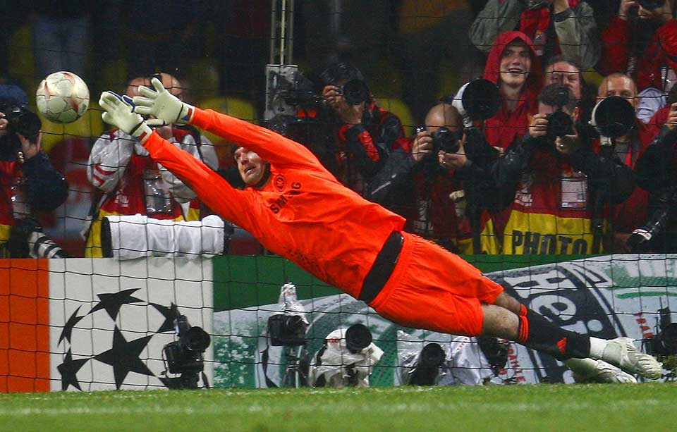 REDDER F� STRAFFER: Bortsett fra Ronaldo-straffen han tok i Champions League-finalen, har Petr Cech en oppsiktsvekkende svak statistikk p� straffespark. I kveld kan han f� sjansen til � rette opp inntrykket, dersom Tsjekkia og Tyrkia spiller uavgjort i den siste og avgj�rende gruppespillsmatchen. Her blir han overlistet av Nani.