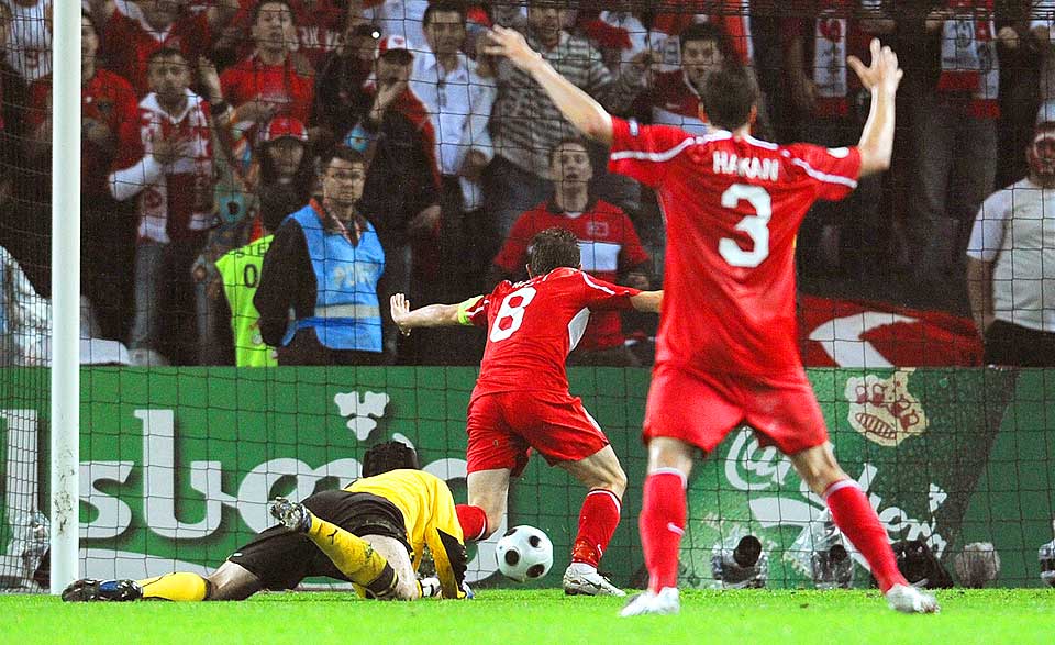 BR�LER I SISTE MINUTT: Petr Cech ligger fortvilet igjen etter � ha sluppet ballen i beina p� m�lscorer Nihat. Og kapteinen Nihat var fortsatt ikke ferdig med den tyrkiske sluttspurten.