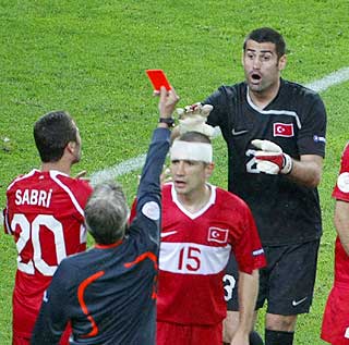 MYNDIG: Den svenske dommer Peter Fr�jdfeldt fikk mye � henge fingrene i, og m�tte blant annet sende keeper Volkan Demirel i garderoben p� overtid.