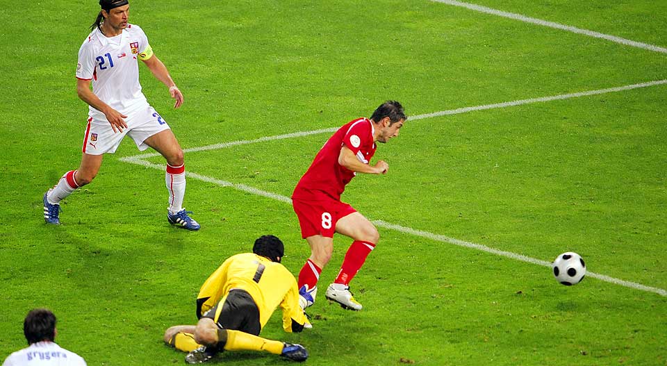CECH DENNE: Den vanligvis s� solide m�lvakten Petr Cech tabbet seg ut minutter f�r slutt i den avgj�rende EM-kampen i g�r kveld.