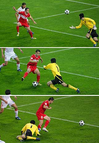 HER GLIPPER SEIEREN: Petr Cech ser fortvilet at ballen forsvinner til Kahveci Nihat, som scorer.