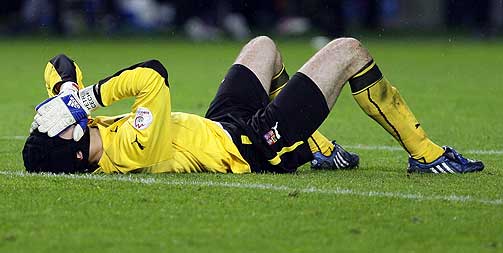 LEGGER SEG FLAT: Chelsea-keeper Petr Cech tar p� seg skylda for at Tsjekkia er ute.